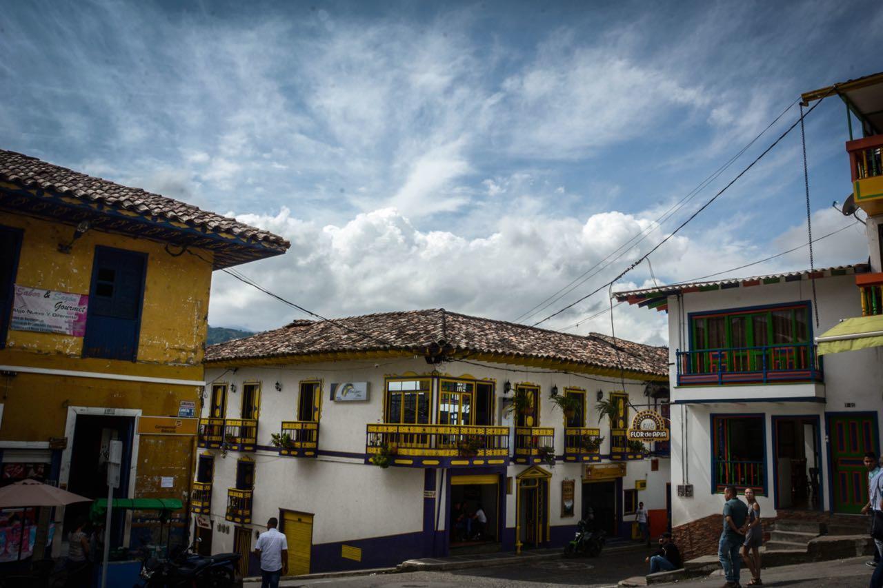 Hotel Junior Plaza Apía Eksteriør bilde